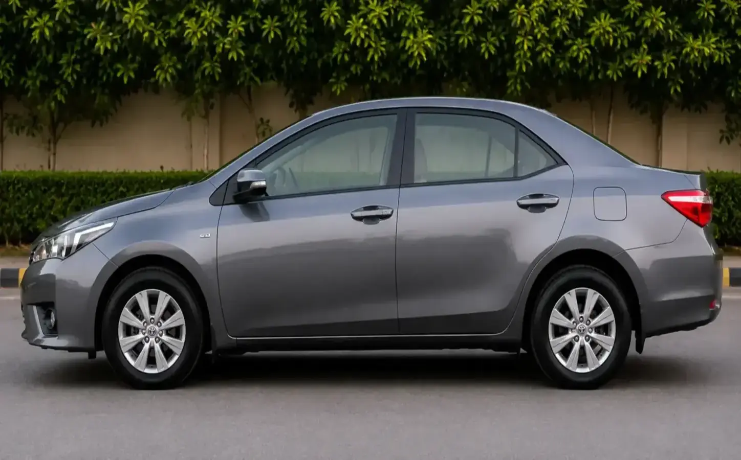 Toyota-Corolla-GLi-side-view-GB-