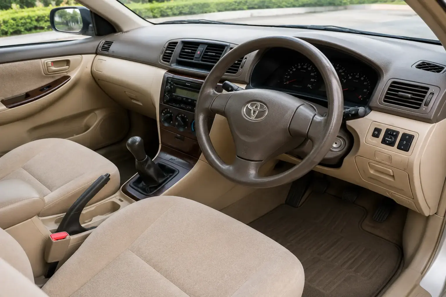 Toyota-Corolla-GLi-driver-cabin-
